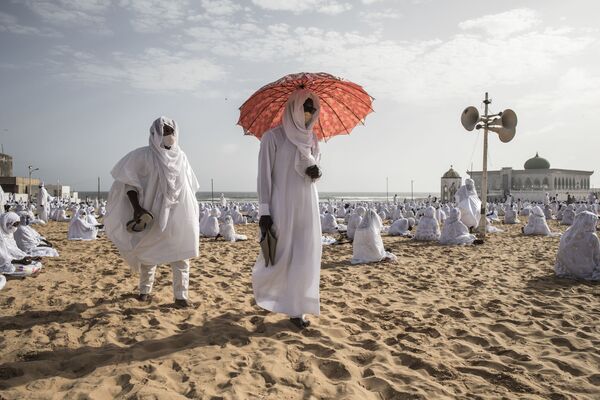 Những tín đồ cộng đồng Layene rời bãi biển trước Nhà thờ Hồi giáo Yoff Layene, Senegal - Sputnik Việt Nam