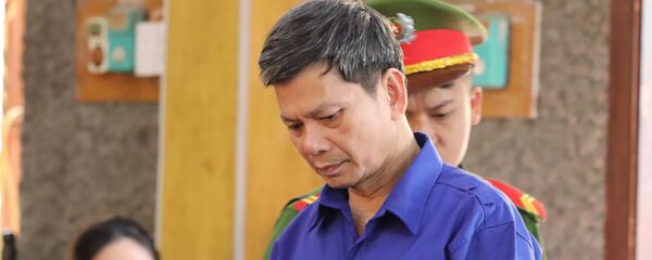 Bị cáo Lò Văn Huynh (nguyên Trưởng phòng Khảo thí và Quản lý chất lượng giáo dục, Sở Giáo dục và Đào tạo) tại phiên tòa. - Sputnik Việt Nam