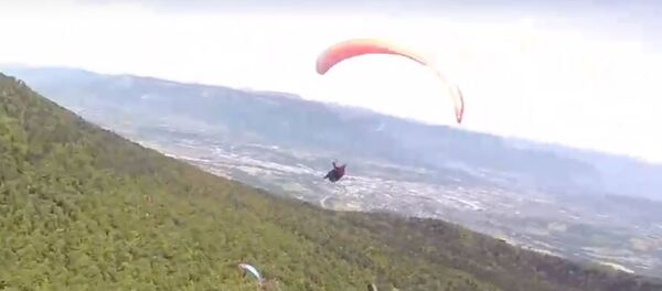 Người chơi dù lượn quay hình cú va chạm của mình từ độ cao 1,5 km - Sputnik Việt Nam