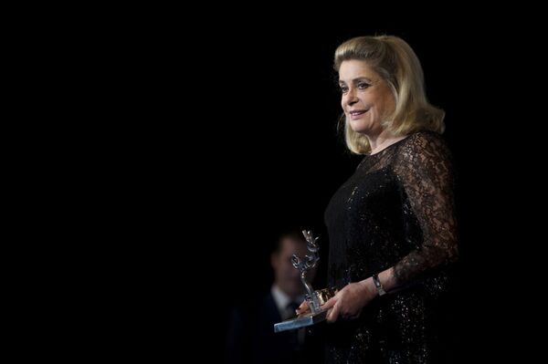 Minh tinh màn bạc người Pháp Catherine Deneuve với giải thưởng danh dự «Almeria Land Of Film» tại Liên hoan Phim quốc tế XV ở Almeria, năm 2016 - Sputnik Việt Nam