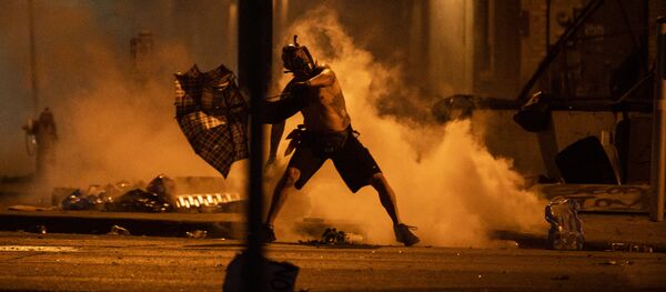 Tại thành phố Minneapolis, bạo loạn vẫn tiếp diễn sau khi người Mỹ gốc Phi 46 tuổi thiệt mạng khi bị bốn cảnh sát bắt giữ và đè vào cổ gí xuống đất - Sputnik Việt Nam