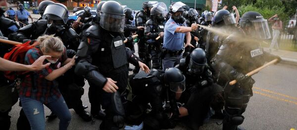 Cảnh sát trong một cuộc biểu tình rầm rộ ở Hoa Kỳ về cái chết của người Mỹ gốc Phi George Floyd Cảnh sát trong một cuộc biểu tình rầm rộ ở Hoa Kỳ về cái chết của người Mỹ gốc Phi George Floyd - Sputnik Việt Nam