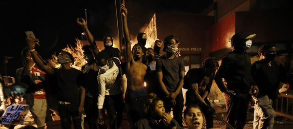 Người biểu tình tại một đồn cảnh sát ở Minneapolis, Minnesota, Hoa Kỳ Người biểu tình tại một đồn cảnh sát ở Minneapolis, Minnesota, Hoa Kỳ - Sputnik Việt Nam