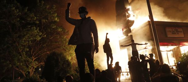 Người biểu tình tại một đồn cảnh sát đang cháy ở thành phố Minneapolis, bang Minnesota, Hoa Kỳ - Sputnik Việt Nam