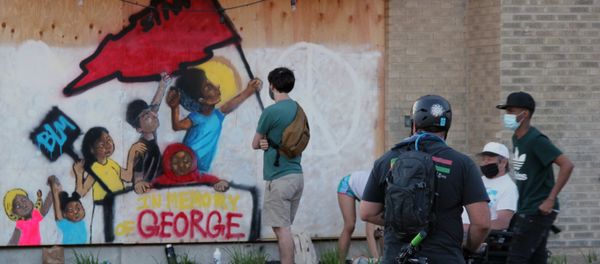 Bích hoạ graffiti tưởng niệm George Floyd, nạn nhân chết dưới tay cảnh sát ở Minneapolis - Sputnik Việt Nam