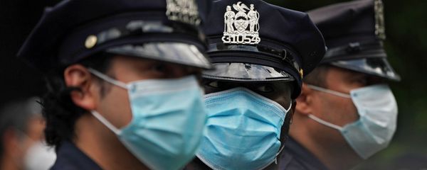 Cảnh sát đứng quây trong lúc diễn ra cuộc biểu tình trên đường phố New York - Sputnik Việt Nam