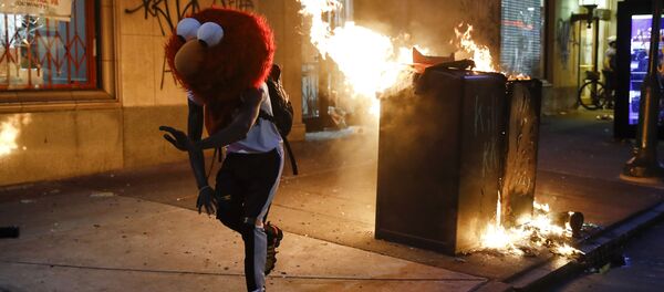 Người đeo mặt nạ Elmo trong cuộc biểu tình ở Philadelphia - Sputnik Việt Nam