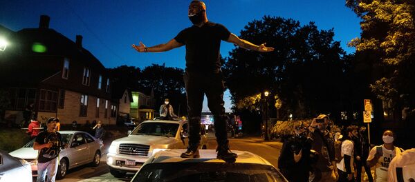 Người biểu tình trên đường phố ở đô thị Minneapolis - Sputnik Việt Nam