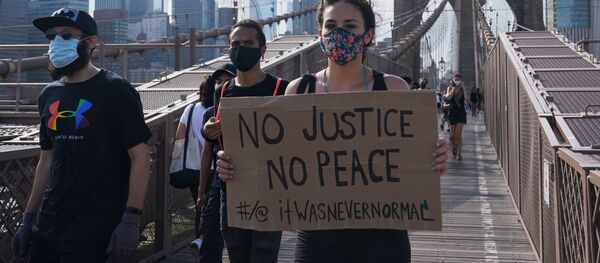 Các thành viên cuộc biểu tình trên đường phố New York phản đối cảnh sát gây ra cái chết cho người Mỹ gốc Phi George Floyd  - Sputnik Việt Nam