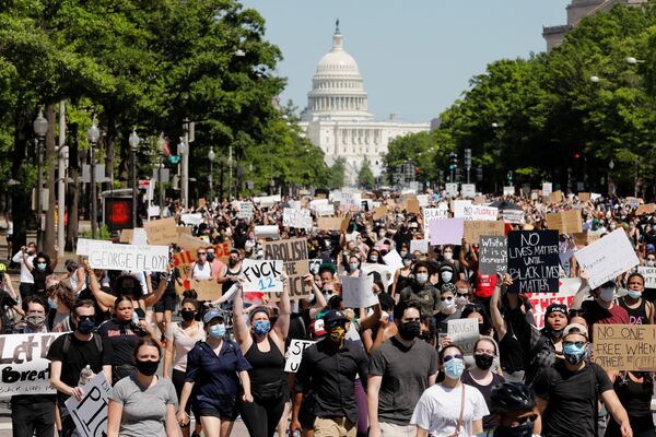 Đám đông biểu tình bên ngoài Điện Capitol trụ sở Quốc hội Hoa Kỳ ở Washington - Sputnik Việt Nam