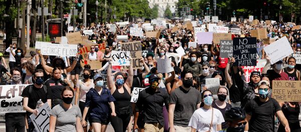 Đám đông biểu tình bên ngoài Điện Capitol trụ sở Quốc hội Hoa Kỳ ở Washington - Sputnik Việt Nam