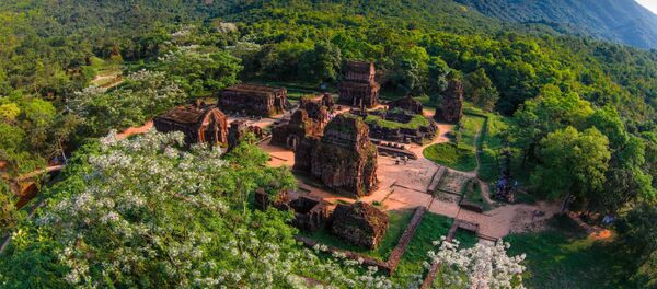 Toàn cảnh thung lũng Di sản Văn hóa thế giới Mỹ Sơn nhìn từ trên cao. Toàn cảnh thung lũng Di sản Văn hóa thế giới Mỹ Sơn nhìn từ trên cao. - Sputnik Việt Nam