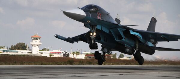 Máy bay ném bom-tiêm kích Su-34 tại căn cứ không quân “Hmeymim” ở Syria. - Sputnik Việt Nam