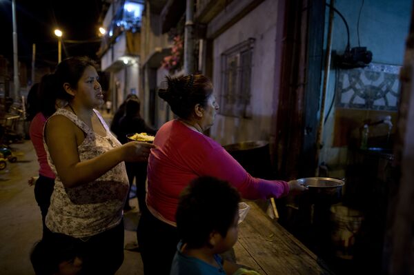 The Independent: dòng người đói ăn rồng rắn khắp đất nước Tây Ban Nha - Sputnik Việt Nam