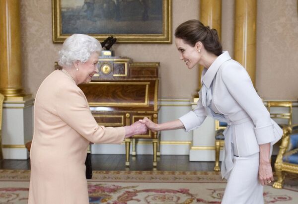 Nữ diễn viên Angelina Jolie trong cuộc gặp với Nữ hoàng Anh Elizabeth II - Sputnik Việt Nam