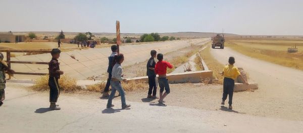 Trẻ em Syria ném đá vào đội tuần tra Mỹ Trẻ em Syria ném đá vào đội tuần tra Mỹ - Sputnik Việt Nam