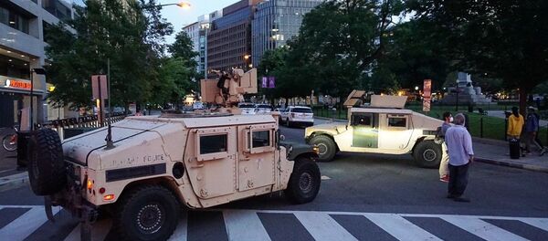 Xe quân sự trên đường phố Washington ở Mỹ Xe quân sự trên đường phố Washington ở Mỹ - Sputnik Việt Nam