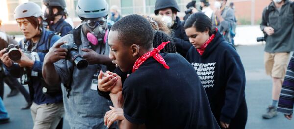 Phóng viên ảnh LA Times Jason Armond và Go Nakamura phóng viên ảnh trong các cuộc biểu tình ở Hoa Kỳ - Sputnik Việt Nam