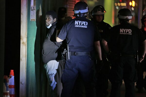 Mỹ chống lại những người hùng của nó. Tại sao ở đó họ muốn thoát khỏi cảnh sát? Mỹ chống lại những người hùng của nó. Tại sao ở đó họ muốn thoát khỏi cảnh sát? - Sputnik Việt Nam