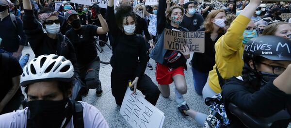 Những người tham gia cuộc biểu tình gây ra bởi cái chết của người Mỹ gốc Phi George Floyd trên đường phố ở Chicago Những người tham gia cuộc biểu tình gây ra bởi cái chết của người Mỹ gốc Phi George Floyd trên đường phố ở Chicago - Sputnik Việt Nam