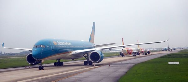Máy bay của các hãng hàng không đậu tại các khu vực đường lăn. - Sputnik Việt Nam