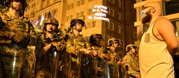 Người biểu tình chống bạo lực cảnh sát và cảnh sát quân đội Hoa Kỳ tại Washington - Sputnik Việt Nam