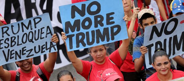 Những người ủng hộ Tổng thống Venezuela Nicolas Maduro trong một cuộc biểu tình chống lại các lệnh trừng phạt của Mỹ, Caracas Những người ủng hộ Tổng thống Venezuela Nicolas Maduro trong một cuộc biểu tình chống lại các lệnh trừng phạt của Mỹ, Caracas - Sputnik Việt Nam