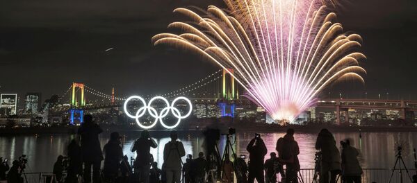 Pháo hoa gần các vòng tròn Olympic rực rỡ ở Tokyo - Sputnik Việt Nam