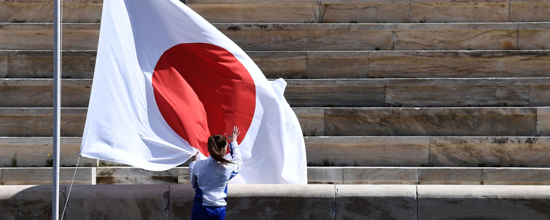 Vận động viên trên nền cờ Nhật Bản tại lễ trao tay ngọn lửa Thế vận hội Olympic mùa hè, Athens, Nhật Bản - Sputnik Việt Nam, 1920, 23.12.2022