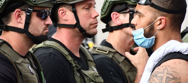 Người biểu tình và cảnh sát quân sự trên đường phố Washington - Sputnik Việt Nam