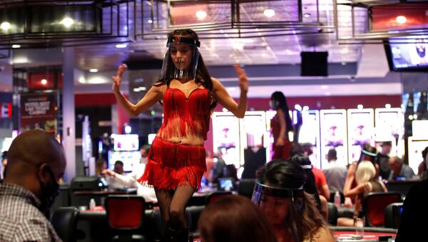 Vũ công mang tấm chắn giọt bắn bảo vệ tại sòng bạc khách sạn ở Las Vegas - Sputnik Việt Nam