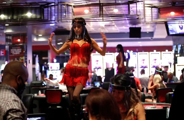 Vũ công mang tấm chắn giọt bắn bảo vệ tại sòng bạc khách sạn ở Las Vegas Vũ công mang tấm chắn giọt bắn bảo vệ tại sòng bạc khách sạn ở Las Vegas - Sputnik Việt Nam