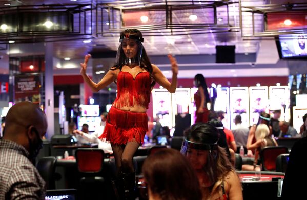 Vũ công mang tấm chắn giọt bắn bảo vệ tại sòng bạc khách sạn ở Las Vegas - Sputnik Việt Nam