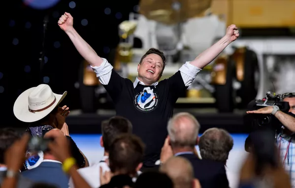 Người sáng lập công ty SpaceX Elon Musk sau khi phóng tên lửa Falcon 9 Người sáng lập công ty SpaceX Elon Musk sau khi phóng tên lửa Falcon 9 - Sputnik Việt Nam