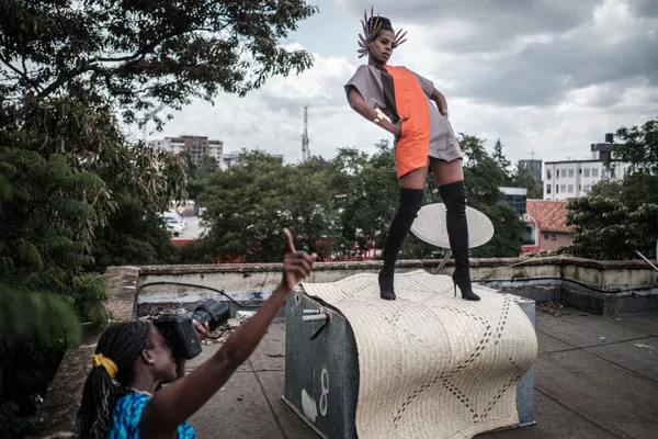 Nhiếp ảnh gia người Kenya Barbara Minishi và nhà tạo mẫu thời trang Wambui Thimba trong buổi chụp hình trên sân thượng ở Nairobi, Kenya Nhiếp ảnh gia người Kenya Barbara Minishi và nhà tạo mẫu thời trang Wambui Thimba trong buổi chụp hình trên sân thượng ở Nairobi, Kenya - Sputnik Việt Nam