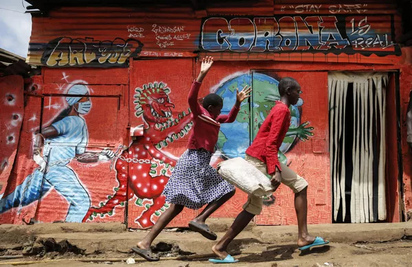 Trẻ em chạy trước tranh tường graffiti về coronavirus trong khu ổ chuột Kibera ở Nairobi, Kenya Trẻ em chạy trước tranh tường graffiti về coronavirus trong khu ổ chuột Kibera ở Nairobi, Kenya - Sputnik Việt Nam