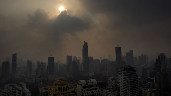 Mặt trời xuyên qua lớp khói ở Bangkok, Thái Lan - Sputnik Việt Nam