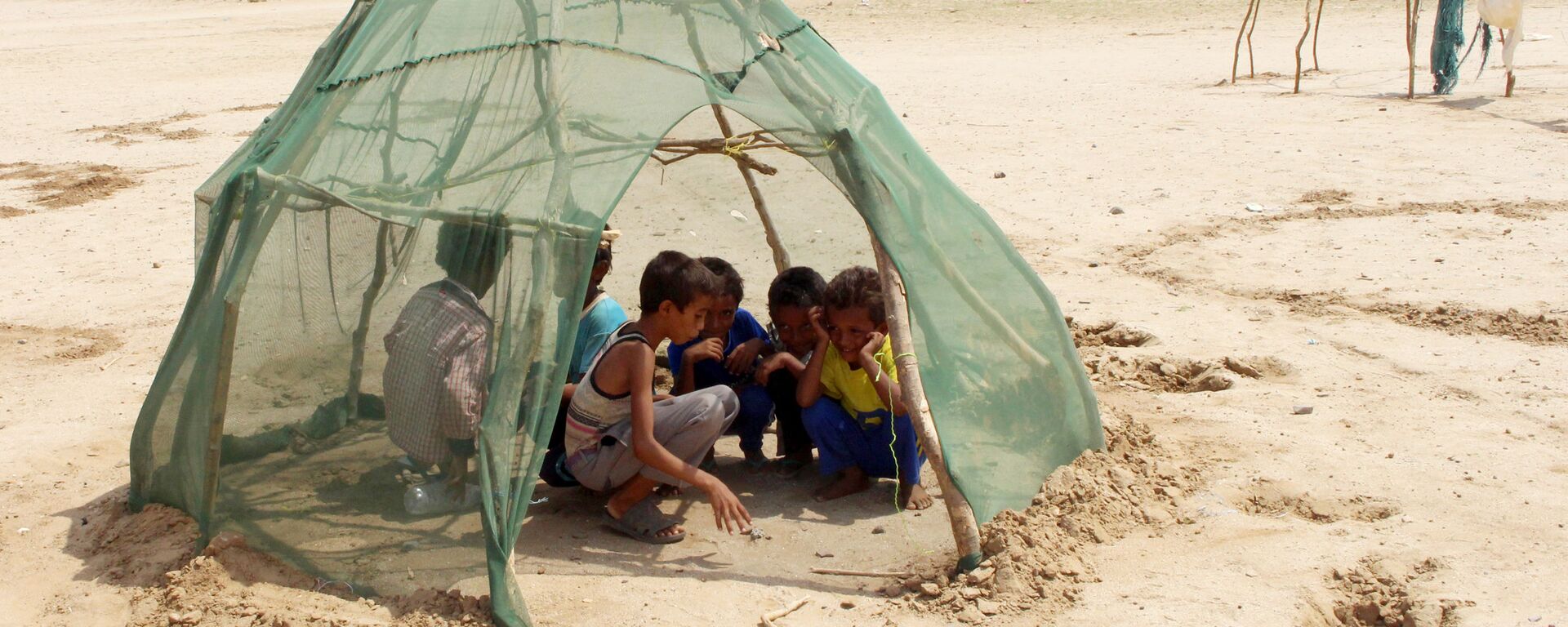Trẻ em tị nạn trong một trại dành cho những người di tản ở tỉnh Hajj, Yemen. - Sputnik Việt Nam, 1920, 12.07.2020