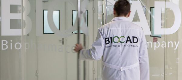 Một nhân viên của công ty công nghệ sinh học Biocad ở St. Petersburg - Sputnik Việt Nam