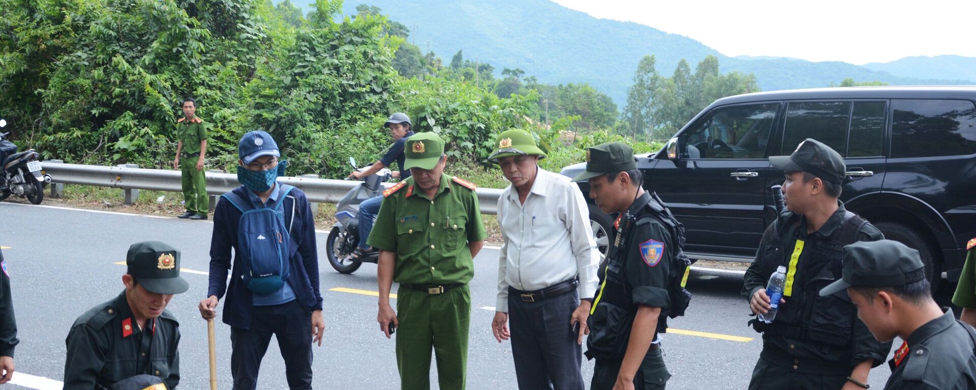 Đại tá Trần Mưu, Phó Giám đốc Công an thành phố Đà Nẵng chỉ đạo trực tiếp việc truy tìm đối tượng truy nã.  - Sputnik Việt Nam, 1920, 08.06.2020