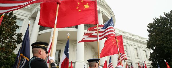 Người bảo vệ danh dự tại Nhà Trắng ở Washington với cờ của Hoa Kỳ và Trung Quốc. Người bảo vệ danh dự tại Nhà Trắng ở Washington với cờ của Hoa Kỳ và Trung Quốc. - Sputnik Việt Nam