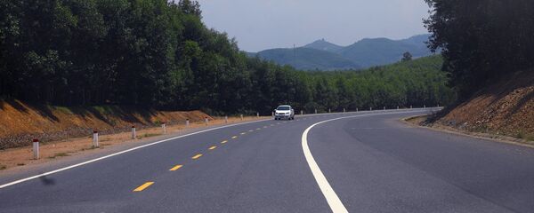 Tuyến đường đã cơ bản hoàn thành các hạng mục chỉ đợi ngày chính thức thông xe.  - Sputnik Việt Nam