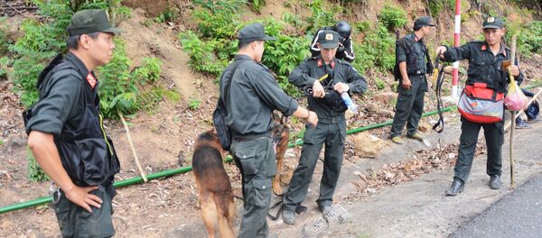 Lực lượng chức năng vừa mới truy lùng đối tượng ở rừng sâu. - Sputnik Việt Nam