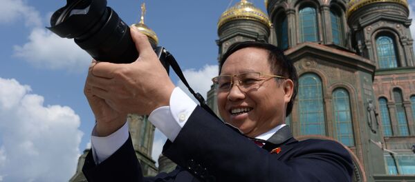 Đại sứ Việt Nam tại Nga Ngô Đức Mạnh trong chuyến thăm Giáo đường chính của Lực lượng Vũ trang Liên bang Nga tại công viên Ái Quốc (Patriot), ngoại ô Moskva - Sputnik Việt Nam