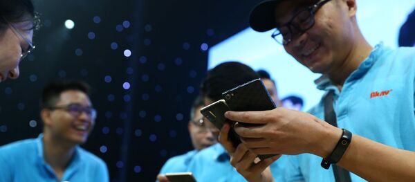 Trải nghiệm các phiên bản Bphone mới ra mắt. Trải nghiệm các phiên bản Bphone mới ra mắt. - Sputnik Việt Nam