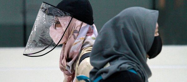 Phụ nữ trong mặt nạ bảo vệ, Indonesia Phụ nữ trong mặt nạ bảo vệ, Indonesia - Sputnik Việt Nam