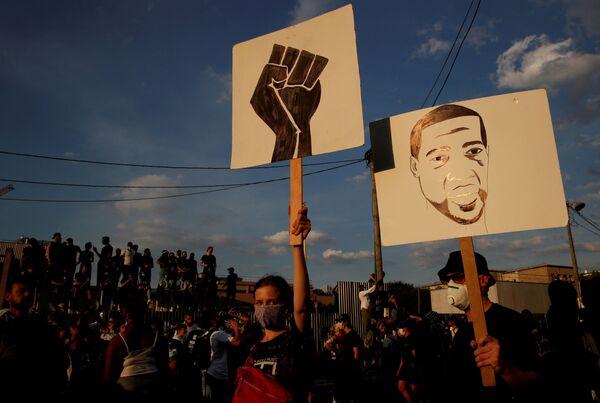 Cảnh sát Pháp sẽ không được phép dùng phương pháp kẹp cổ khi bắt giữ nghi phạm - Sputnik Việt Nam