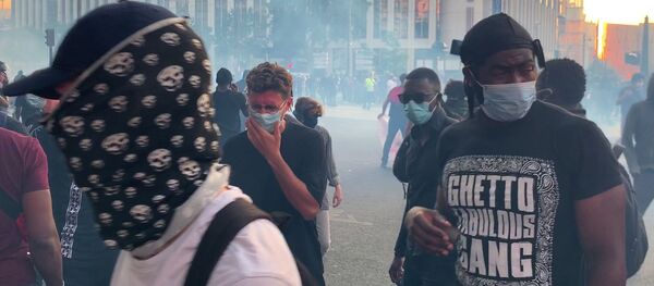 Người biểu tình chống lại sự độc đoán của cảnh sát trên đường phố ở Paris - Sputnik Việt Nam