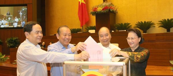 Thủ tướng Nguyễn Xuân Phúc, Chủ tịch Quốc hội Nguyễn Thị Kim Ngân và các đại biểu bỏ phiếu. - Sputnik Việt Nam