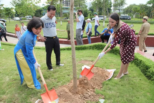 Tại Việt Nam tổ chức hoạt động quốc tế Vườn tưởng niệm Tại Việt Nam tổ chức hoạt động quốc tế Vườn tưởng niệm - Sputnik Việt Nam